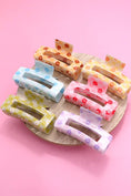 Load image into Gallery viewer, DAISY CHECKER HAIR CLAW CLIPS | 40H727
