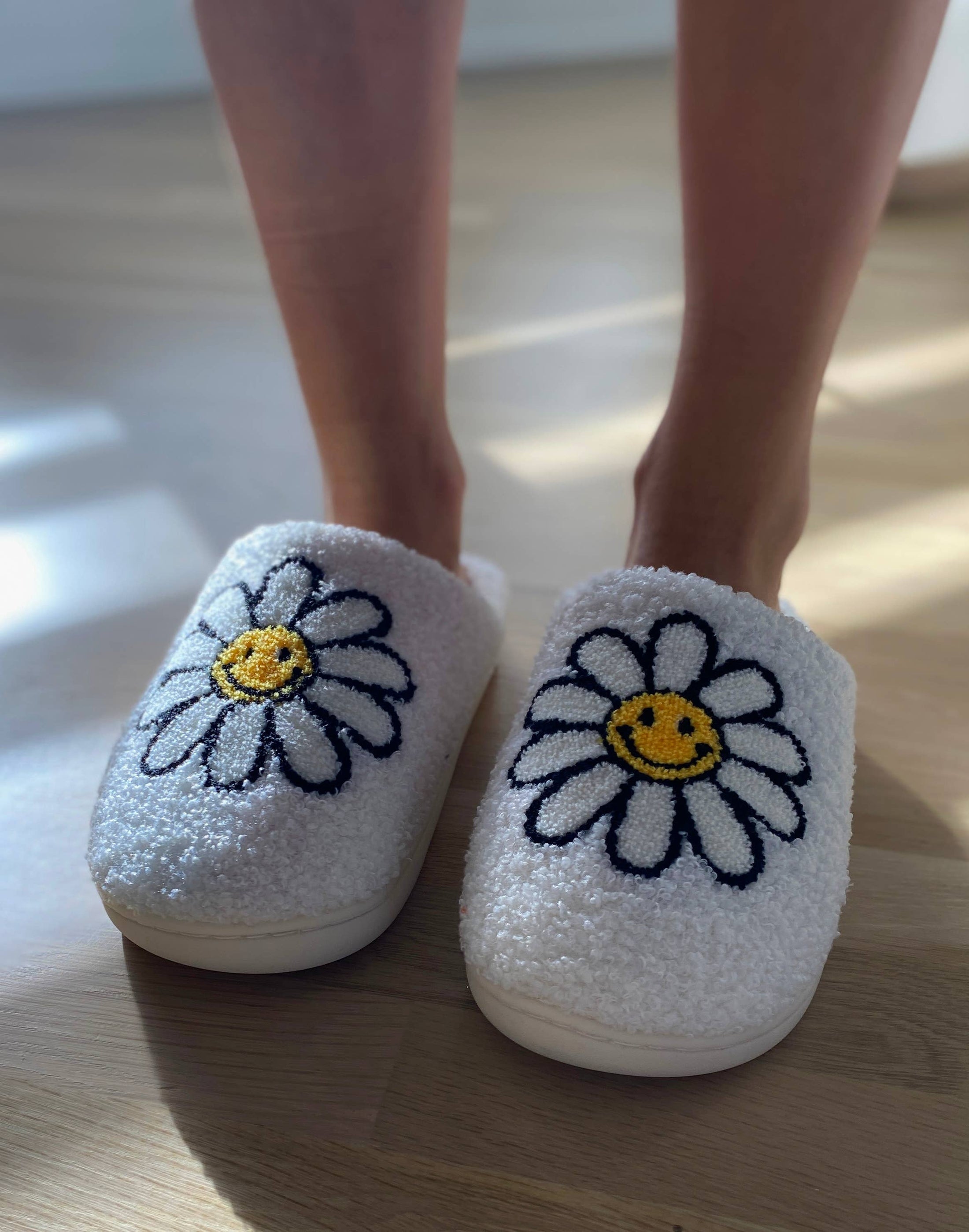Indoor / Outdoor Slippers - Smiling Daisies - White